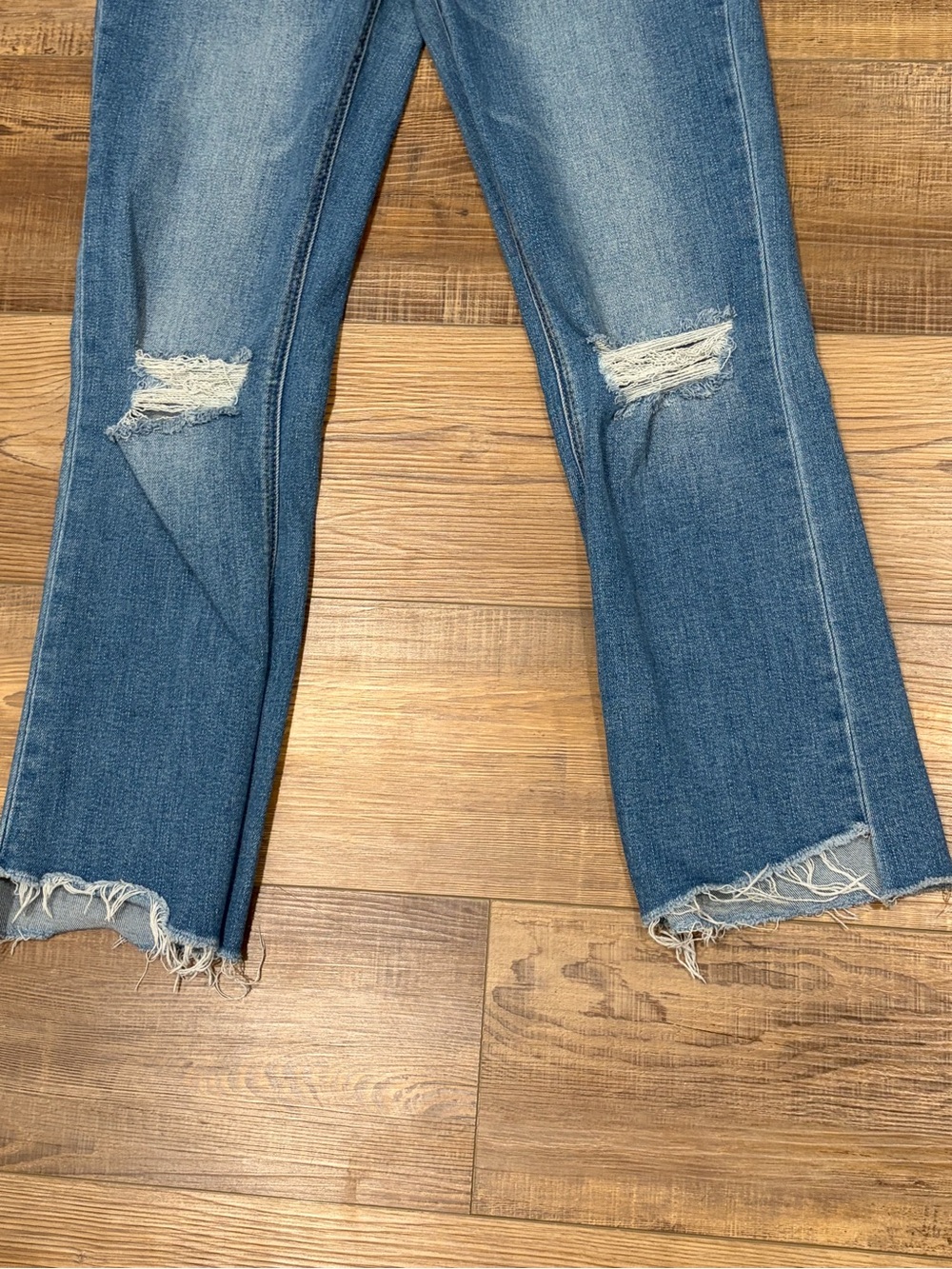 Vervet Women’s Straight-Leg stretch Distressed Jeans in Medium Blue 27W - Picture 2 of 9